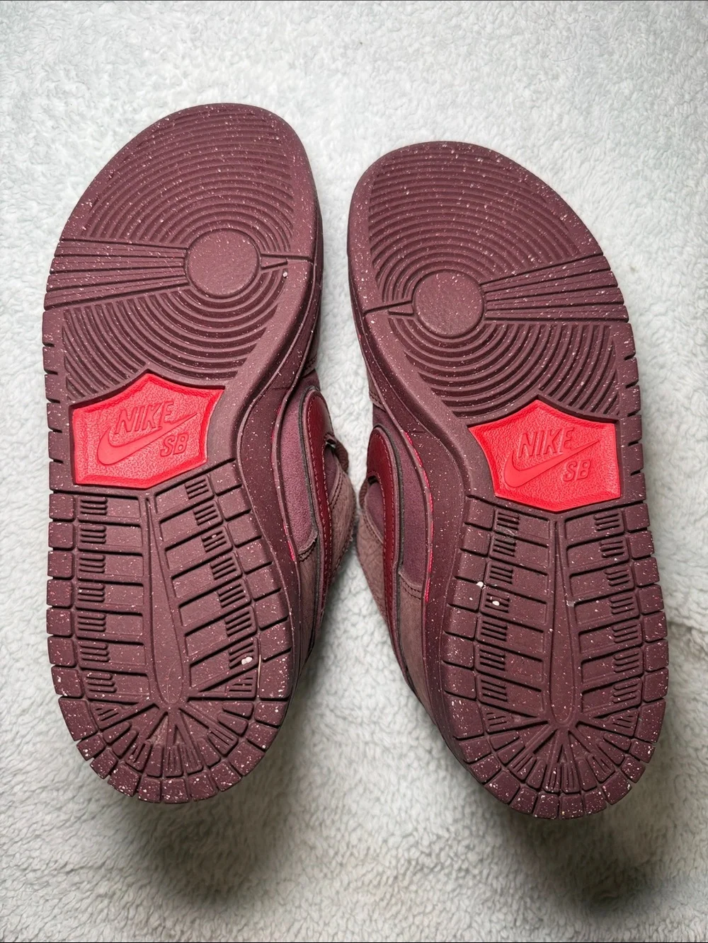 Nike SB Dunk Low City of Love Burgundy Crush Size 5 Men / 6.5 Women. FN0619-600